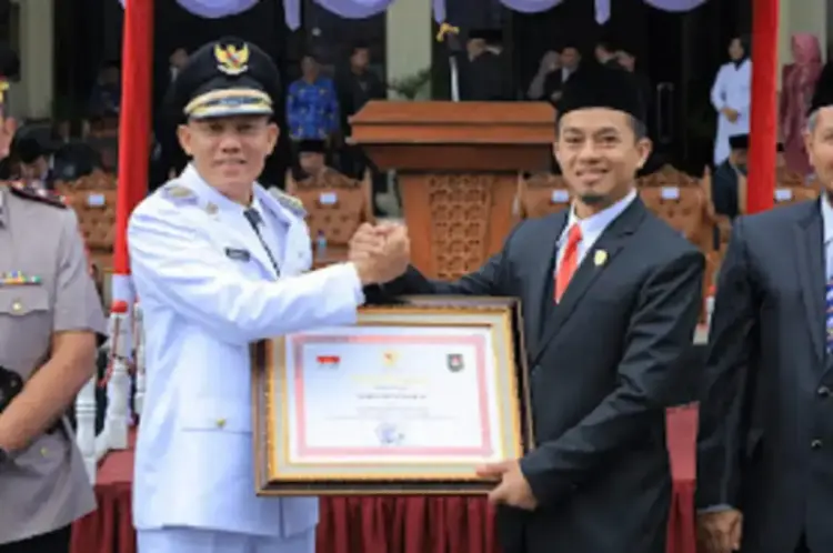 Kabupaten Berkinerja Terbaik Tingkat Nasional, Bupati Sabar AS Serahkan Piagam Penghargaan kepada Ketua DPRD 1 SERAHKAN PIAGAM— Bupati Sabar AS serahkan piagam penghargaan sebagai Kabupaten Berkinerja Terbaik Tingkat Nasional ke Ketua DPRD Kabupaten Pasaman.