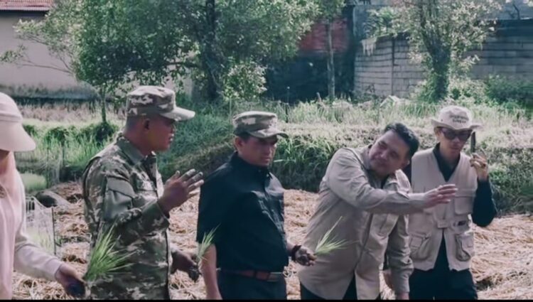 Bupati Jon Firman Pandu dan Wabup Candra, Komitmen Dorong Kemandirian dan Kesejahteraan Petani 1 LIHAT langsung —
Bupati Solok Jon Firman Pandu melihat langsung sistim pertanian Basawah Pokok Murah”.