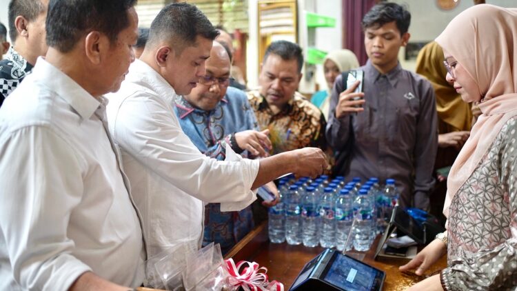 Hindari Kebocoran, Pengelolaan Pajak Daerah Lebih Transparan, Rumah Makan dan Restoran di Kabupaten Solok Pakai Tapping Box 1 PERESMIAN TAPPING BOX— Bupati Solok Jon Firman Pandu, meresmikan pemakaian perdana Tapping Box sebagai sistem digital pencatatan pajak rumah makan dan restoran.