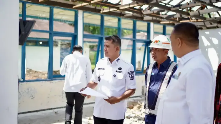 Pemkab Komitmen Tingkatkan Sarana Pendidikan untuk Masyarakat, Jon Firman Pandu Tinjau Revitalisasi Pembangunan Sekolah Rakyat 1 PEMBANGUNAN SEKOLAH RAKYAT— Bupati Solok Jon Firman Pandu saat melakukan peninjauan proyek pembangunan Sekolah Rakyat (SR)
di Jorong Lubuk Selasih, Nagari Batang Barus, Kabupaten Solok.