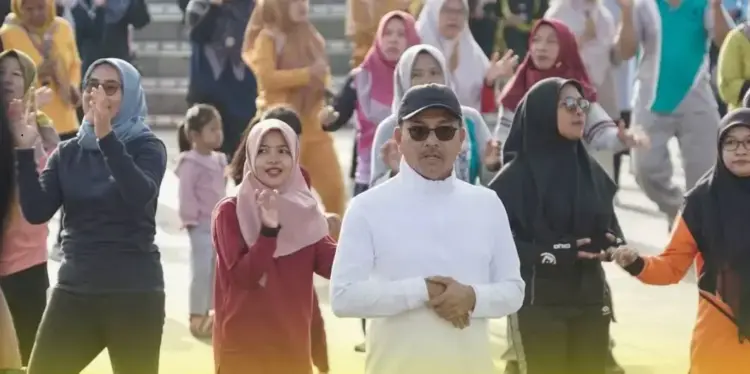 SENAM DI CAR FREE DAY— Bupati Solok Selatan Khairunas bersama warga melakukan senam pagi saat mengikuti Car Free Day (CFD).