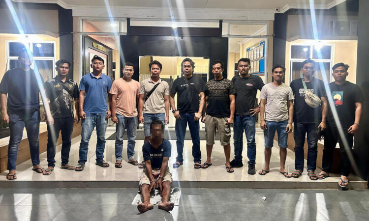 PERKOSA— Pelaku NA ( 54) yang melakukan pemerkosaan terhadap pelajar di warung bakso ditangkap Tim Satreskrim Polres Dharmasraya.