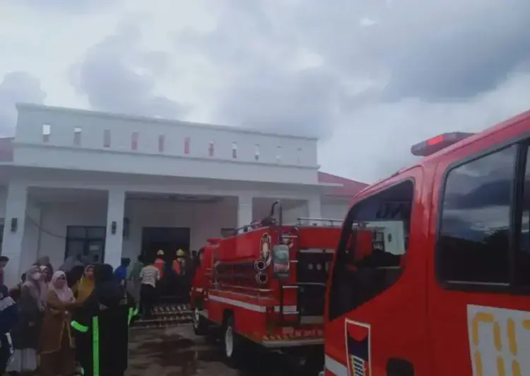 Kebakaran Landa Gudang Pesantren Hamka Padang 1 Capture