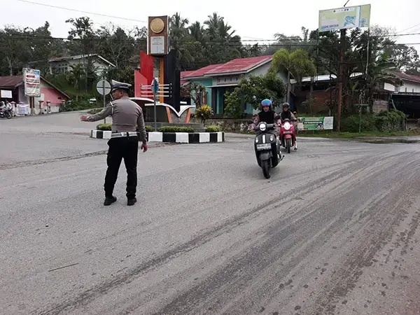 Cegah Kamseltibcar, Satlantas Tempatkan Personel di Persimpangan 1 ATUR LALU LINTAS—Personel Satlantas Sawahlunto sedang melakukan
pengaturan arus lalu lintas.