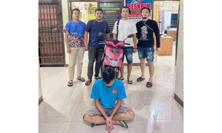 CURI MOTOR— Pelaku AS yang terlibat kasus pencurian sepeda motor ditangkap Tim Satreskrim Polres Agam.