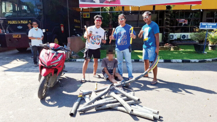 Pemuda Pengangguran Nekat Mencuri Kabel di Basko City Mall 1 MENCURI— Pelaku I yang mencuri kabel di Basko City Mall ditangkap Tim Klewang Polresta Padang.