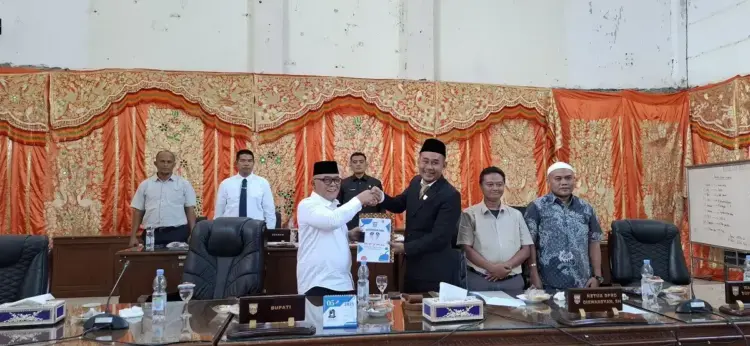 DPRD Pasbar Gelar Paripurna Penyampaian Nota Pengantar RPJMD Tahun 2025-2029 1 SERAHKAN PENGANTAR RPJMD— Bupati Pasbar Yulianto menyerahkan Pengantar RPJMD Tahun 2025-2029 pada Ketua DPRD Pasbar Dirwansyah.