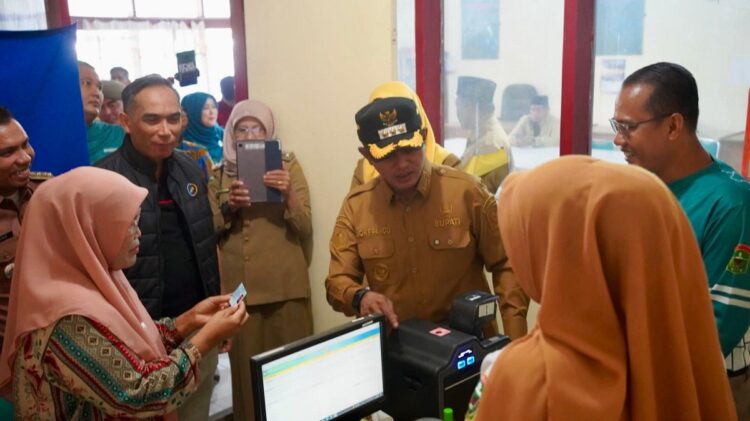 Pemerintah Kabupaten Solok Tingkatkan Kualitas Pelayanan, Pembuatan KTP Lebih Mudah, Tanpa Antrian 1 TINJAU—Bupati Solok Jon Firman Pandu asat meninjau langsung pelayanan di Disdukcapil Kabupaten Solok.