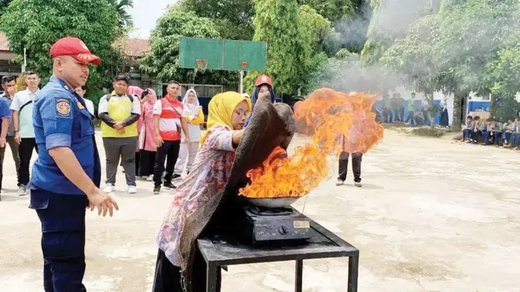 Damkar Goes to School, Pemko Padang Gencarkan Edukasi Kebakaran Sejak Dini 1 EDUKASI KEBAKARAN— Petugas Damkar Kota Padang melakukan edukasi kebencanaan bagi pelajar dan tenaga pendidik melalui program “Damkar Goes to School”.