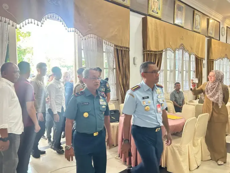 Danlantamal II Hadiri FGD, Narkoba Musuh Bersama 1 HADIRI FGD— Komandan Pangkalan Utama TNI AL (Danlantamal) II Laksamana Pertama TNI Sarimpunan Tanjung saat memasuki ruangan acara FGD yang diprakarsai oleh Pemerintah Provinsi Sumbar.