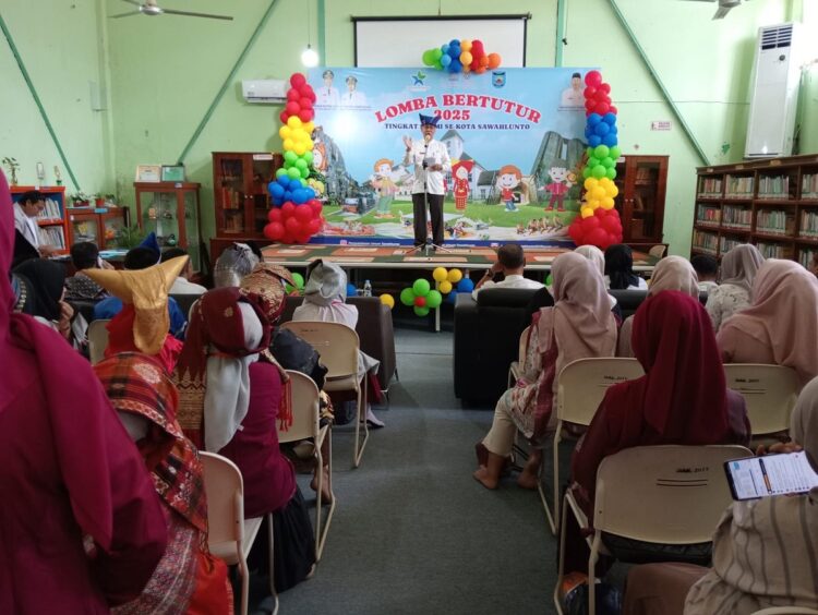 Dinas Perpustakaan dan Kearsipan Terima Penghargaan, Kerja Sama Peminjaman Koleksi Buku untuk Warga Rutan Sejak 2024Berikan Manfaat bagi Warga Binaan 1 APRESIASI— Kepala Rutan Kelas II B Sawahlunto Dedi Agus Setiawan Batubara, SH MH menyampaikan sambutan dan terima kasih usai menerima penghargaan dari Dirjen Pemasyarakatan Sumatera Barat.