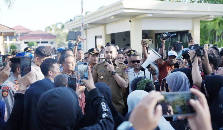 DEMO— Wali Kota Padang, Fadly Amran menemui PKL Permindo yang melakukan aksi demonstrasi.