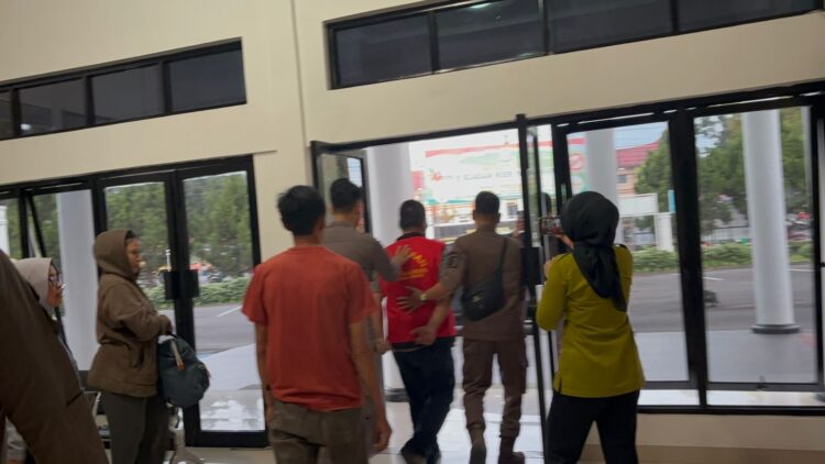 Jadi Tersangka Korupsi yang Rugikan Negara Rp 6,3 Miliar, PPK Proyek Pembangunan RS Pratama Ujung Gading Ditahan 1 DITAHAN—Tersangka Erman yang merupakan PPK proyek pembangunan RS Pratama Ujung Gading, ditahan oleh penyidik Kejari Pasbar.