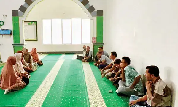 Difasilitasi Andre Rosiade, Kenaikan Harga Sewa Tanah Kompleks KAI di Padang Dikaji Ulang 1 FASILITASI WARGA KOMPLEKS KAI— Warga Kompleks PT KAI, Kelurahan Sawahan Timur, Kecamatan Padang Timur, Kota Padang, saat bertemu tim Andre Rosiade yakni Wakil Ketua DPD Gerindra Sumbar Nurhaida, di Masjid Al Hidayah Komplek PT KAI.