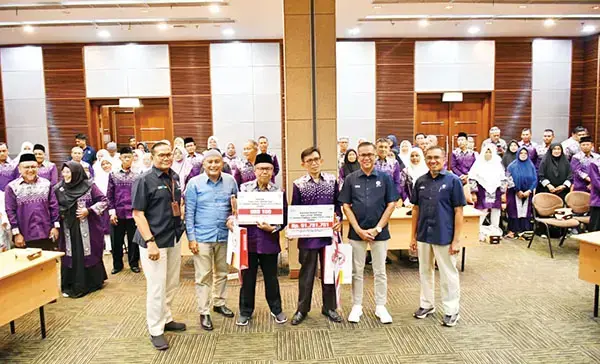 Dirut Semen Padang Lepas 48 Calon Jemaah Haji Karyawan dan Pensiunan 1 PELEPASAN— Direktur Utama PT Semen Padang Indrieffouny Indra, melepas 48 calon jemaah haji yang terdiri dari karyawan aktif, karyawan teladan, serta pensiunan PT Semen, di Ruang Rapat Lantai I Kantor Pusat PT Semen Padang, Rabu (30/4).