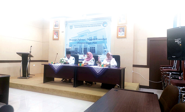 Siswa SMK, SMA dan SLB Dilarang Gunakan HP di Sekolah, Barlius: Pembatasan Dimulai Pukul 07.00 Sampai Pulang Sekolah 1 PEMBATASAN PEMAKAIAN HP— Kepala Disdik Sumba, Barlius didampingi Kepala Dinas Kominfotik Sumbar, Siti Aisyah dan dr Igha Vinda Harikha, SpKJ dari RS Jiwa Prof Saanin Padang berikan keterangan pers, terkait larangan penggunaan HP di sekolah, Rabu (28/5).