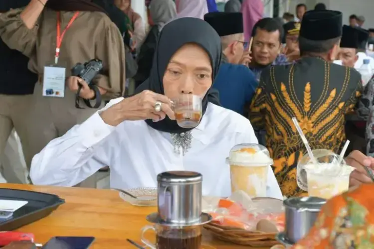 Kopi Lasi Tuai Pujian dari Pimpinan Baznas RI, Dinilai Layak jadi Produk Unggulan Nagari 1 SERUPUT KOPI— Pimpinan Bidang Pendistribusian dan Pendayagunaan Baznas RI, Saidah Sakwan disuguhi kopi Lasi saat meninjau kios ZCorner, di Nagari Lasi, Kecamatan Canduang, Kabupaten Agam, Sabtu (3/5).