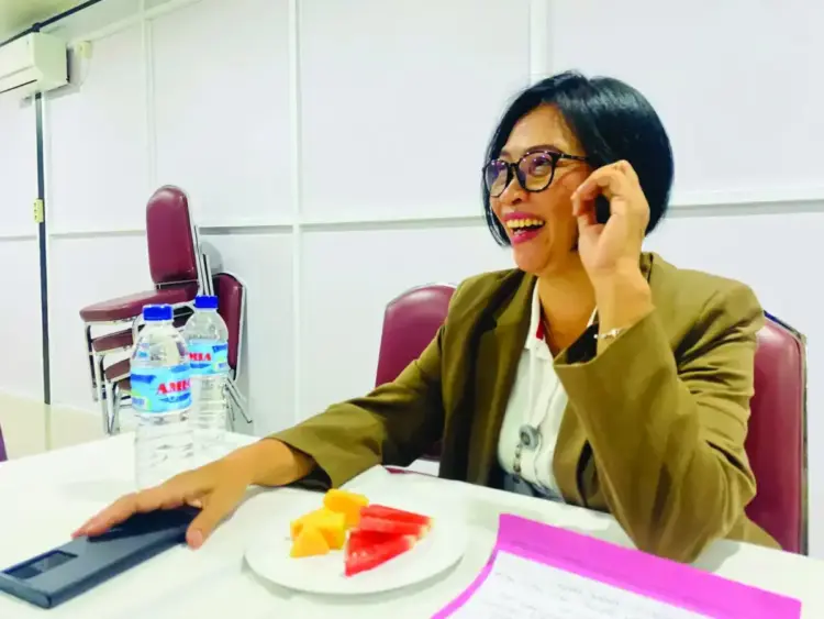 DITEMUI— Kakanwil Ditjenpas Sumbar, Marselina Budiningsih di Bukittinggi, Senin (5/5) malam saat ditemui wartawan terkait proses investigasi kasus WBP 
Lapas Kelas IIA Bukittinggi.