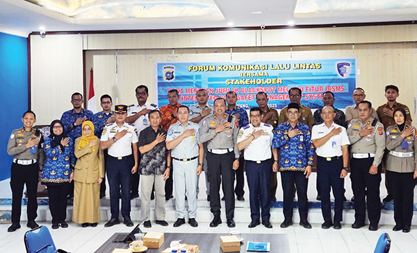 Ditlantas Polda Sumbar Fokus Kurangi 29 Titik Blank Spot, Atasi Kemacetan Padang Panjang-Bukittinggi 1 DISKUSI LALU LINTAS— Dirlantas Polda Sumbar AKBP M Reza Chairul Akbar Sidiq dalam kegiatan diskusi Forum Komunikasi Lalu Lintas.