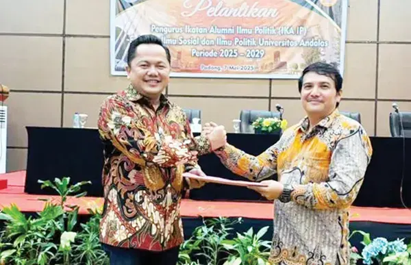Doni Harsiva Yandra Dilantik sebagai Ketua Ikatan Alumni Ilmu Politik Unand 1 PELANTIKAN KETUA IKA ILMU POLITIK— Doni Harsiva Yandra resmi dilantik sebagai Ketua Ikatan Keluarga Alumni Ilmu Politik Unand, Periode 2025 - 2029. Pelantikan tersebut dilakukan oleh Wakil Ketua Ikatan Alumni Fisip Unand, Jamalul Ihsan, Rabu (7/5).