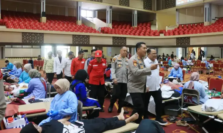 Polda Sumbar dan UNP Bersatu Penuhi Kebutuhan Darah Masyarakat 1 DONOR DARAH— Perwakilan Polda Sumbar mengikuti donor darah di Auditorium UNP Padang.