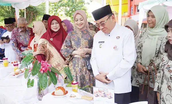 Dorong Gemar Makan Ikan, 11 Kecamatan Adu Kreasi Masakan 1 LOMBA MASAK SERBA IKAN— Wakil Wali Kota Padang Maigus Nasir dan Ketua Forikan Kota Padang, Ny. dr. Dian Puspita Fadly Amran, Sp.JP, menghadiri Lomba Masak Serba Ikan tingkat Kota Padang. Kegiatan tersebut digelar di GOR Haji Agus Salim, Jumat (2/5).