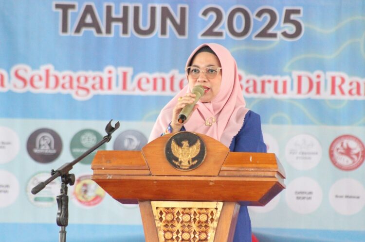 Duta GenRe Harus Hadir dan Berdampak di Tengah Masyarakat 1 SAMBUTAN— Ketua TP PKK Kabupaten Pasaman Barat, Ny. Sifrowati Yulianto memberikan sambutan saat menghadiri Grand Final Duta GenRe Kabupaten Pasaman Barat Tahun 2025 di Balerong Pusako Anak Nagari, Sabtu (17/5).
