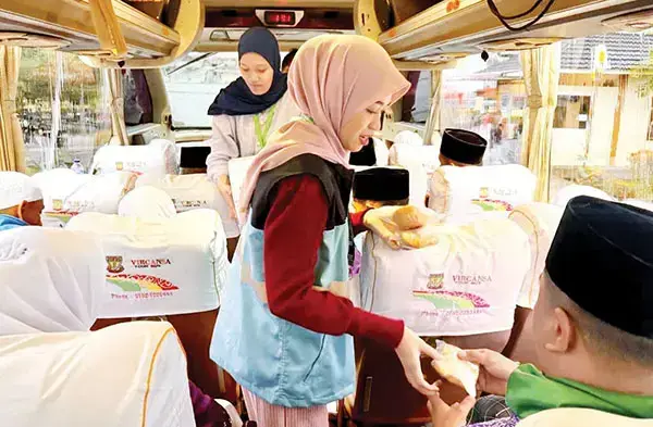 423 JCH Agam Tiba di Asrama Haji, Efisiensi Waktu, PPIH Padang Layani Jamaah Langsung ke Bus 1 LAYANAN DI ATAS BUS— Petugas Penyelenggara Ibadah Haji (PPIH) Embarkasi Padang melakukan layanan langsung kepada jamaah di atas bus. Hal ini untuk memberikan layanan prima dan juga demi efisiensi waktu.