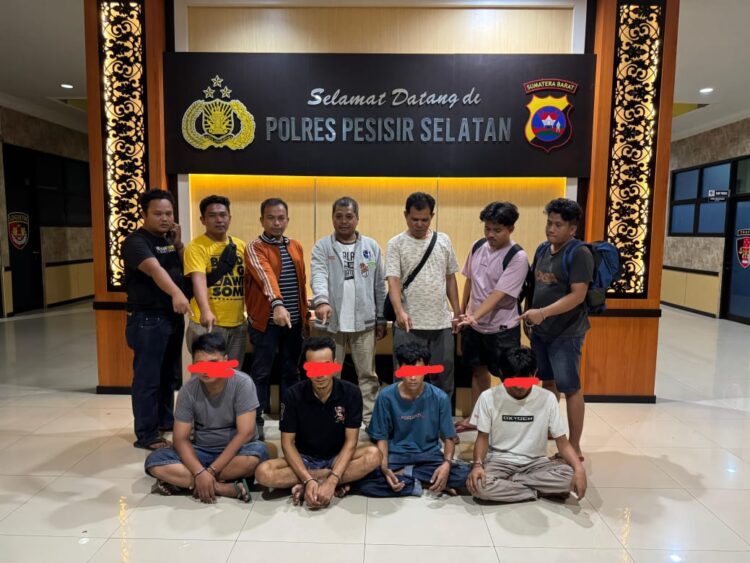 Sehari, 4 Pengedar Sabu Digulung 1 PENGEDAR SABU— Tim Satresnarkoba Polres Pessel mengamankan empat orang yang diduga sebagai
pengeedar sabu.