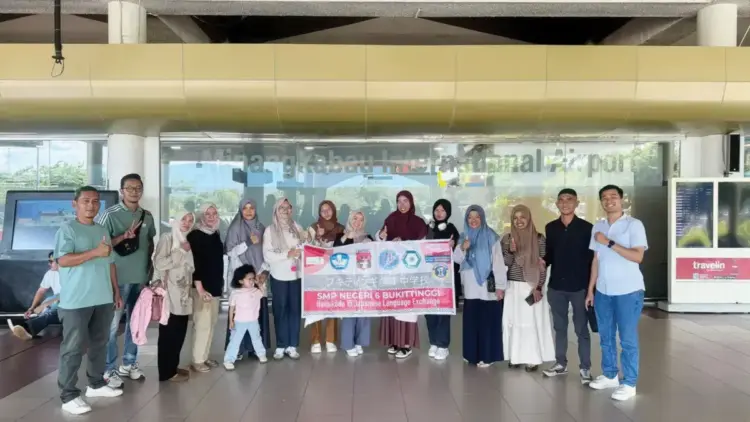 4 Siswi SMPN 6 Bukittinggi Ikuti Program Pertukaran Budaya ke Jepang 1 DIANTAR KELUARGA— Empat pelajar asal kota Bukittinggi diantar oleh pihak keluarga menuju BIM, Selasa (13/5), untuk mengikuti program pertukaran budaya ke Jepang bertajuk Japanese Language Exchange Program dari Hakuhodo Foundation.