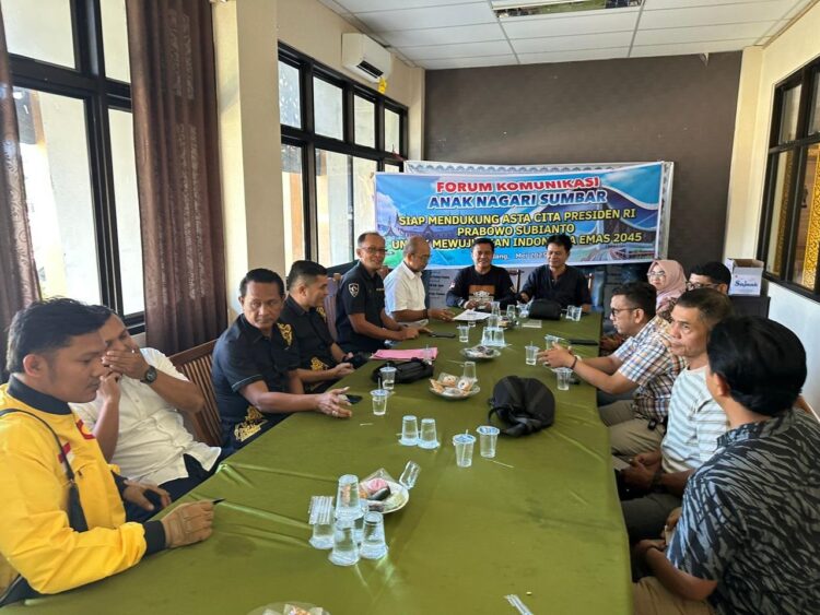 Wujudkan Indonesia Emas 2045, FKAN Sumbar Dukung Asta Cita Presiden 1 PERTEMUAN— FKAN Sumbar mengadakan diskusi di gedung LKAAM Sumbar demi mewujukan Indonesia Emas 2045.