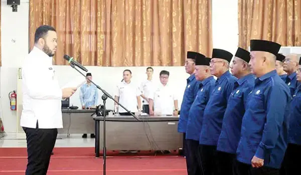 FKUB-Kesbangpol Siap jadikan Padang sebagai Kota Inklusi Sosial 1 PENGUKUHAN PENGURUS FKUB— Wali Kota Fadly Amran melantik kepengurusan Forum Kerukunan Umat Beragama Kota Padang Periode 2025-2030 di Ruang Bagindo Aziz Chand, Balai Kota Padang, Rabu (14/5).