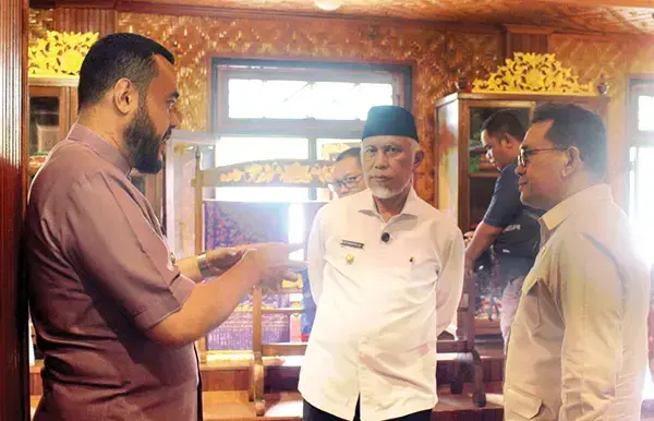 Dampingi Mendag Bersama Gubernur, Fadly Amran Promosikan Produk UMKM Kuliner dan Songket 1 KUNJUNGI SENTRA UMKM— Wako Padang Fadly Amran mendampingi Mendag Budi Santoso bersama Gubernur Sumbar Mahyeldi, yang berkunjung ke salah satu sentra UMKM di Balai Gadang, Kecamatan Koto Tangah, Villa Henni Adli Minangkabau Galeri, Jumat (9/5).
