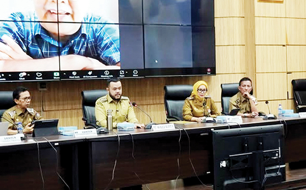 Pemko Padang Genjot Kinerja OPD, Fadly Amran Tegaskan Pentingnya Sinergi dan Responsivitas 1 RAKOR MINGGUAN— Wali Kota Padang, Fadly Amran memimpin rapat koordinasi mingguan bersama seluruh kepala OPD di Ruang Abu Bakar Ja’ar, Kompleks Balai Kota Padang, Aia Pacah, Senin (26/5).