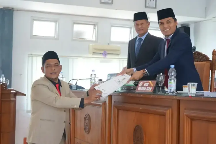 Masa Bulan Madu Sudah Berakhir, Fraksi Golkar Minta Safni-Rito Banyak ke Lapangan 1 SERAHKAN PANDANGAN FRAKSI— Anggoat DPRD Limapuluh Kota Fajar Rillah Fesky menyerahkan hasil pandangan fraksi kepada pimpinan DPRD Limapuluh Kota