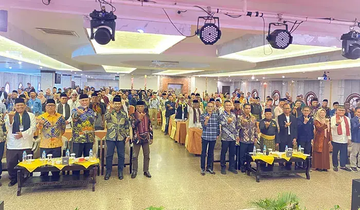 Buka Mubes ke-1 Organisasi Minang se-Kepulauan Riau, Gubernur Sumbar Ajak Perantau jadi Nasabah Bank Nagari 1 MUBES— Direktur Keuangan Bank Nagari Roni Edrian bersama Gubernur Sumbar Mahyeldi Ansharulllah saat pembukaan Musyawarah Besar (Mubes) ke-1 Organisasi Minang Sumbar se-Provinsi Kepulauan Riau (Kepri), Minggu (11/5).