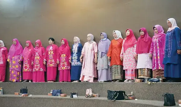 Ikuti Training Dasar NLP dan Hipnoterapi, GOW Kota Padang Dorong Perempuan Tingkatkan Kapasitas Diri 1 TRAINING HIPNOTERAPI— Ketua GOW Kota Padang Ny. Sri Hayati Maigus Nasir, membuka pelatihan dasar Neuro-Linguistic Programming (NLP) dan Hipnoterapi di Youth Centre, Senin (5/5).