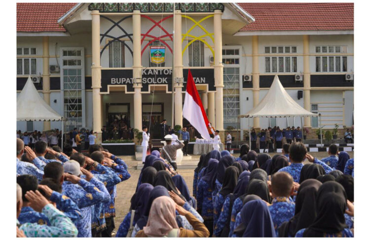 Peringatan Harkitnas ke-117, Gelorakan Semangat Kebangkitan dan Semangat Budi Utomo 1 UPACARA HARKITNAS— Wakil Bupati Solok Selatan H. Yulian Efi menjadi Inspektur Upacara Peringatan Harkitnas ke-117, yang dihadiri seluruh ASN Pemkab, Selasa (20/5).