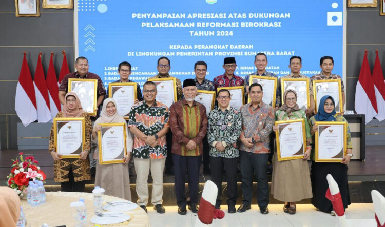 Gubernur Beri Penghargaan 12 OPD Terbaik dalam Pelaksanaan Reformasi Birokrasi 1 PENGHARGAAN— Gubernur Sumbar Mahyeldi Ansharullah menyerahkan piagam penghargaan kepada 12 Organisasi Perangkat Daerah (OPD) terbaik dalam pelaksanaan reformasi birokrasi tahun 2024, Kamis (22/5) malam.