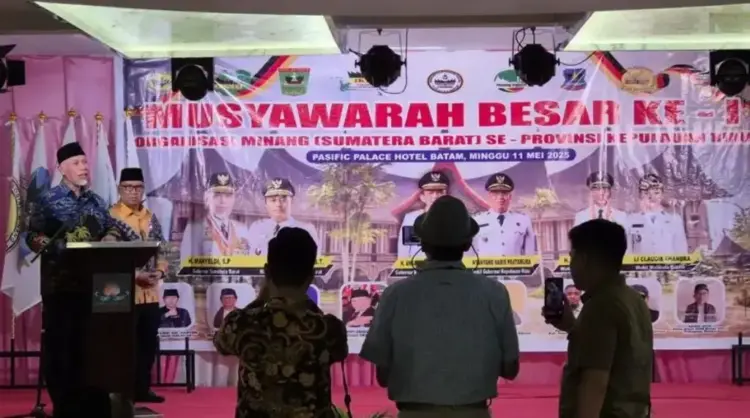 Gubernur Ajak Perantau Minang Ikut Berkontribusi Bangun Sumbar 1 PEMBUKAAN MUBES— Gubernur Sumbar Mahyeldi Ansharullah, memberikan sambutan saat membuka Mubes ke-1 Organisasi Minang Sumatera Barat se-Provinsi Kepulauan Riau yang digelar di Pacific Palace Hotel, Batam, Minggu (11/5).