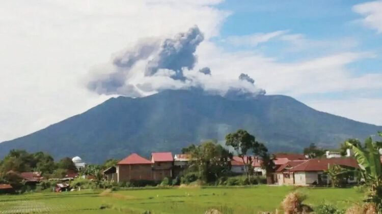 ERUPSI— Gunung Marapi di Sumatera Barat alami erupsi dua kali dalam waktu berdekatan. Tinggi letusan mencapai 1.000 meter dan 700 meter dari puncak, Sabtu (17/5).
