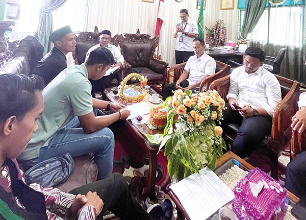 HMI minta Kejari Audit Penggunaan Anggaran Kemenag Dharmasraya 1 AUDIENSI— HMI Dharmasraya saat audiensi dengan Kemenag Dharmasraya, Senin (19/5).