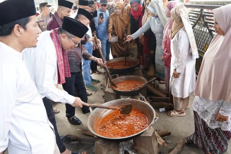 Hadiri Alek Kapalo Banda, Wabup Ahmad Fadly Ajak Masyarakat Jaga dan Lestarikan Tradisi Leluhur 1 ALEK NAGARI— Wakil Bupati Tanahdatar Ahmad Fadly, meninjau langsung kegiatan Alek Nagari, Kapalo Banda.