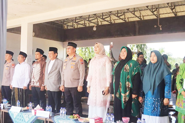 Hadiri Harlah Muslimat NU ke-79, Bupati Annisa Tegaskan Peran Strategis Perempuan 1 HARLAH MUSLIMAT NU— Bupati Dharmasraya, Annisa Suci Ramadhani menghadiri Peringatan Harlah ke-79 Muslimat NU di Kabupaten Dharmasraya yang digelar di Pondok Pesantren Al Barokah, Koto Padang, Kecamatan Koto Baru, Ahad (18/5).