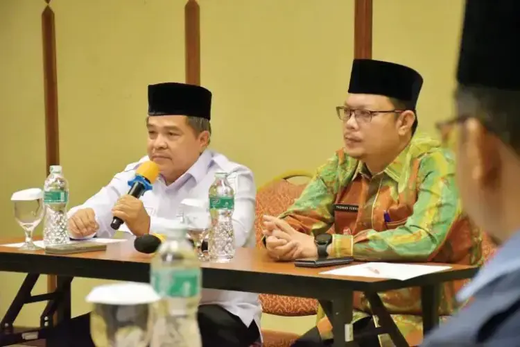 525 Jemaah Agam Siap Berangkat, Bupati Ingatkan Tugas Petugas Haji Bukan Sekadar Formalitas 1 RAPAT PERSIAPAN HAJI— Bupati Agam, Benni Warlis menghadiri rapat bersama petugas haji Kabupaten Agam di ruang rapat Hotel Pusako, Kamis (8/5).