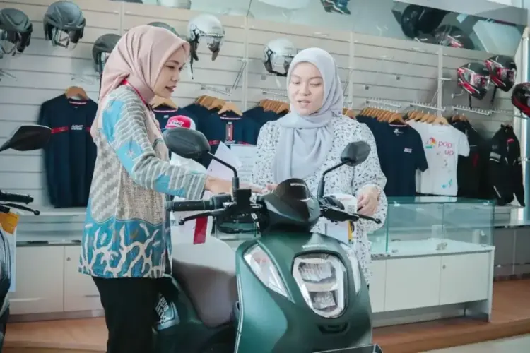 Promo Ameizing, Beli Honda Genio di Menara Agung Diskon Rp 444 Ribu 1 LAYANI KONSUMEN— Sales marketing PT Menara Agung melayani konsumen yang melakukan pembelian Honda Genio.
