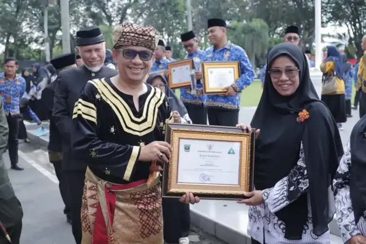 DPRD Sumbar Dukung Kebijakan Pemerintah Pembentukan Karakter Siswa 1 upacara Hardikna--Wakil Ketua DPRD Sumbar Evi Yandri Rajo Budiman saat menghadiri upacara Hardiknas di halaman Kantor Gubernur Sumbar.