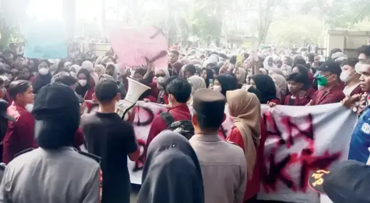 Pelayanan Kesehatan Bobrok, Mahasiswa UNDHARI Geruduk Kantor Bupati Dharmasraya 1 AKSI— Ratusan mahasiswa UNDHARI melakukan aksi di kantor Bupati Dharmasraya untuk menuntut evaluasi menyeluruh terhadap RSUD Sungai Dareh yang dinilai tidak mampu memenuhi hak pelayanan kesehatan publik.