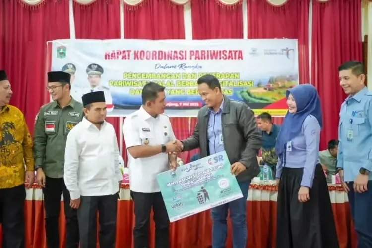 Pemkab Solok Kembangkan Konsep Wisata Halal Berbasis Digitalisasi dan Data yang Berkualitas, Jon Firman Pandu: Jadikan Pariwisata Sebagai Sektor Unggulan Daerah 1 TERIMA—Bupati Solok Jon Firman Pandu menerima bantuan CSRr dari Bank Nagari berupa tempat sampah.
