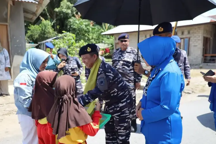 Pemkab Solsel dan Lantamal II Padang, Perkuat Sinergi Bangun Daerah 1 KUNJUNGI—Danlantamal II Laksamana Pertama TNI Sarimpunan Tanjung saat mengunjungi murid murid SD di lokasi.